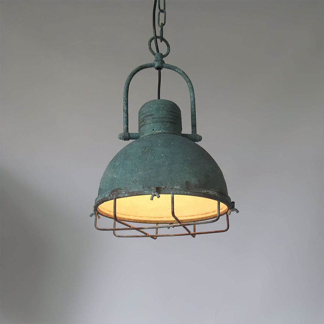 Lámpara colgante rústica de hierro, cúpula verde envejecido, estilo farmhouse costero.