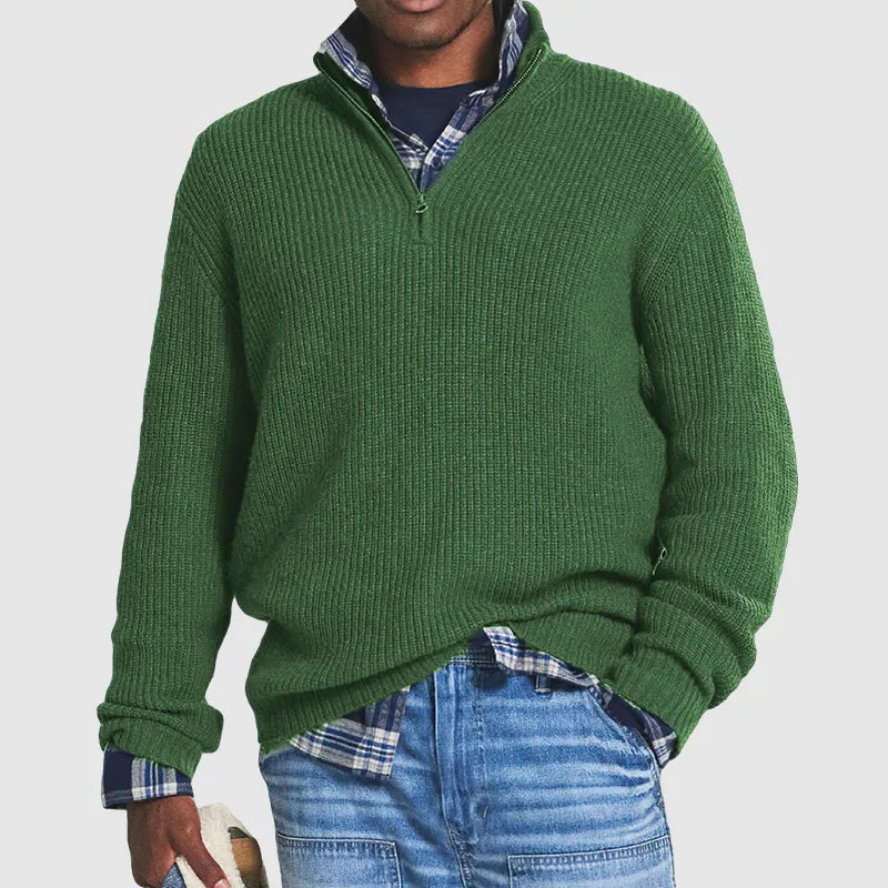 Detalle de la cremallera en el jersey de hombre, un toque moderno y chic para tu suéter de moda masculina.