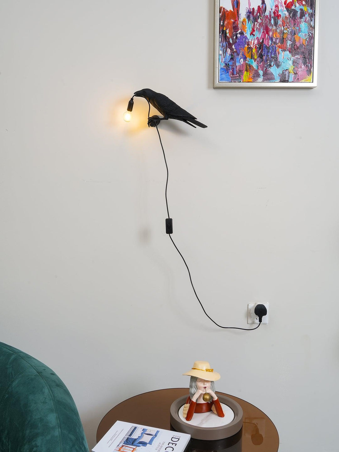 Pájaro de resina como lámpara de pared, decoración mágica y luz de ambiente.