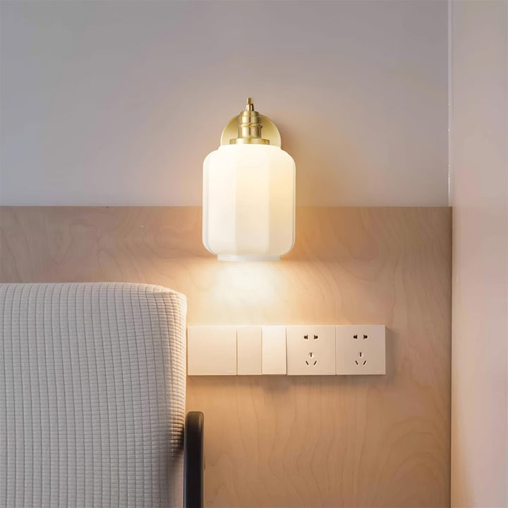 Lámpara de pared minimalista. Latón y vidrio para un diseño interior moderno y sofisticado.