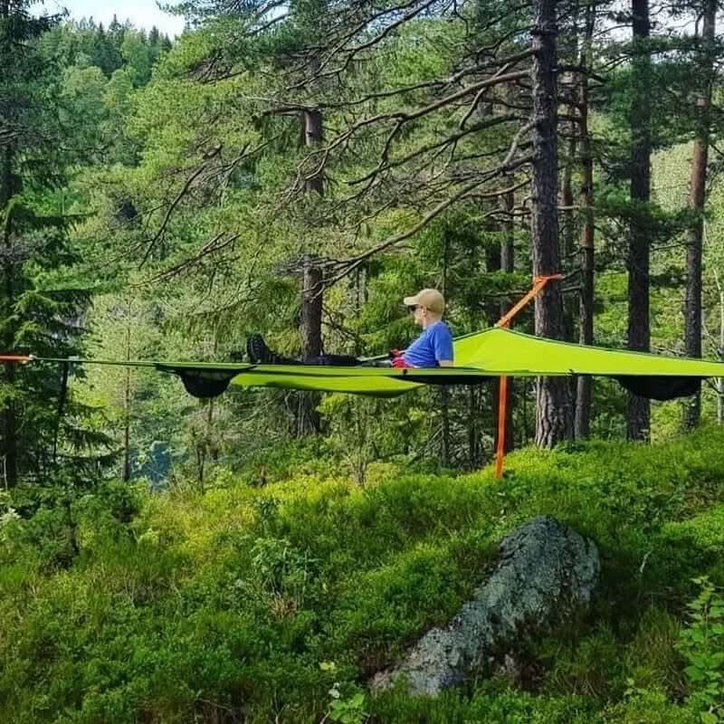 Hamaca resistente de poliéster para camping. Amplia para varias personas, perfecta para aventuras y relax.