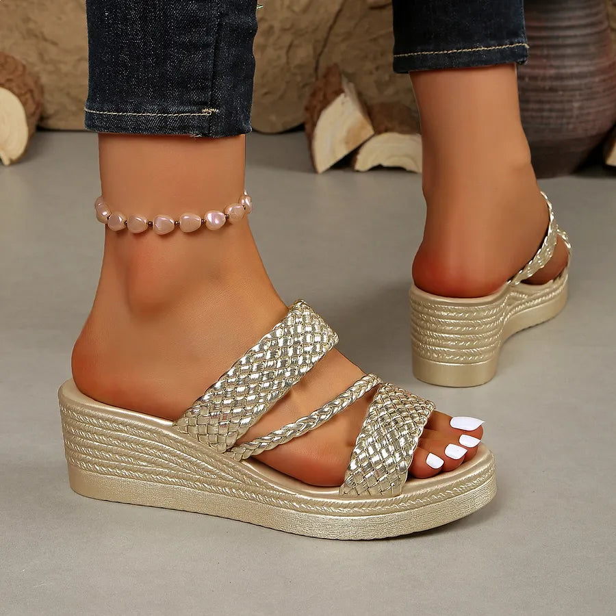 Calzado de plataforma de moda para mujer, combinación de estilo y comodidad para el verano.