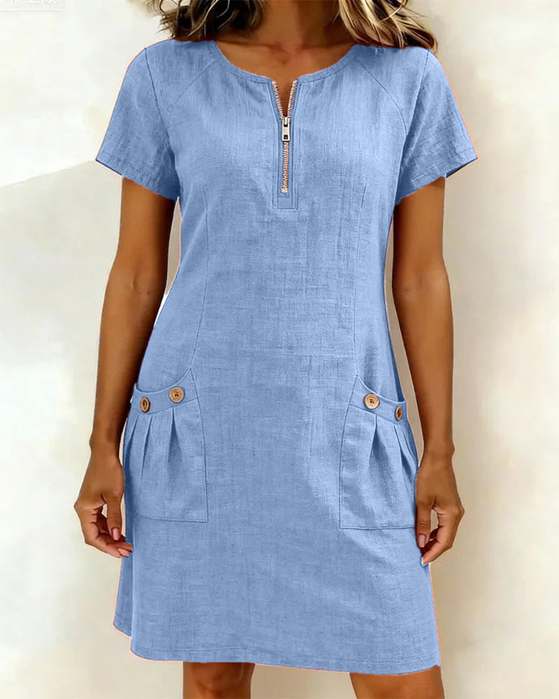 Vestido corto de mujer con cuello cremallera y bolsillos, ideal para un look casual de verano.