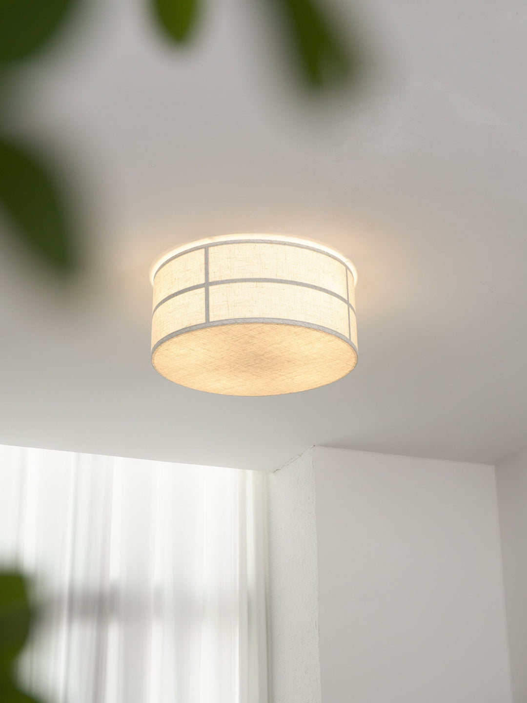 Lámpara Hashira empotrada, diseño minimalista de lino, luz ambiental para cualquier espacio.