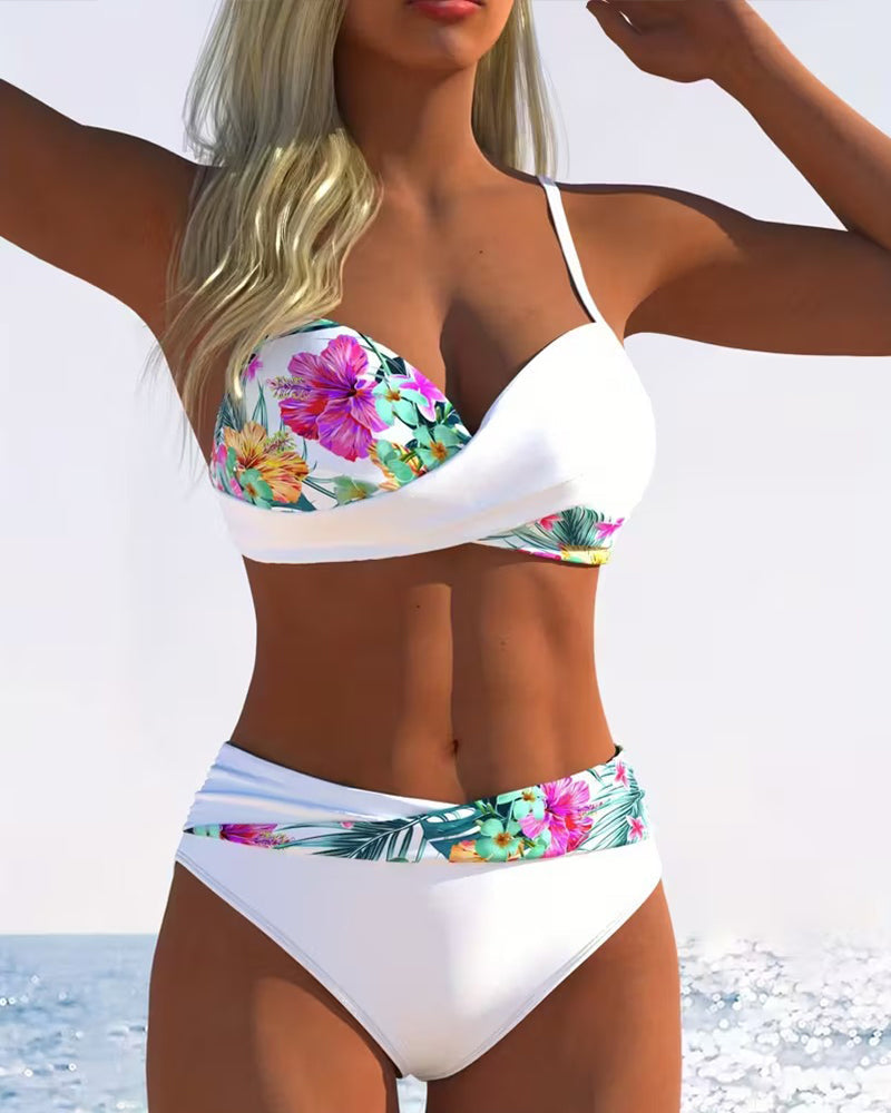 Bikini de mujer floral tropical en plano. Bañador de moda para verano, piscina y días de playa.