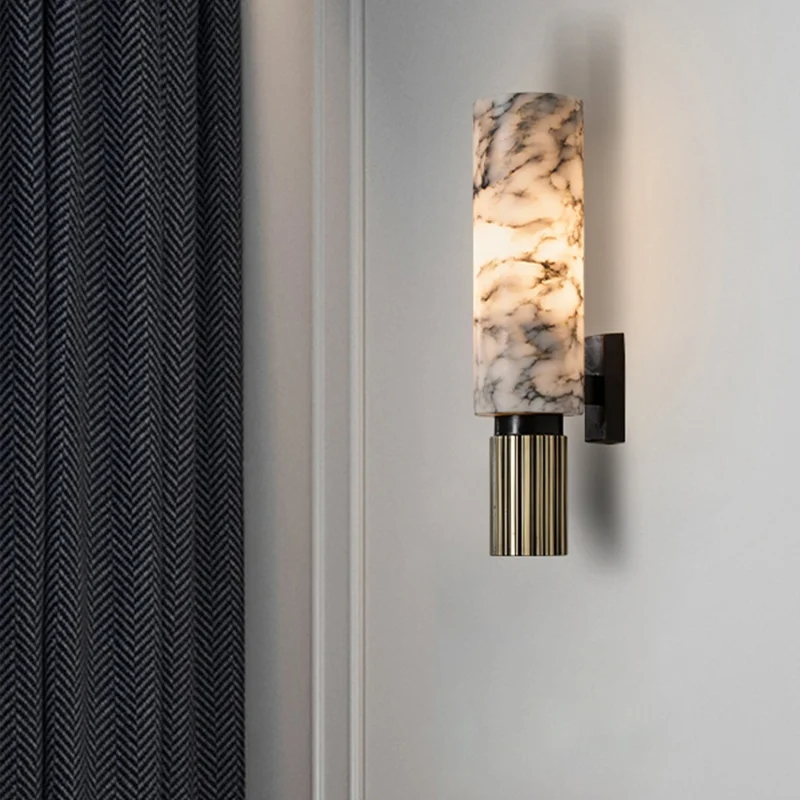 Aplique de pared cilíndrico LED con elegante efecto mármol, ideal para iluminación moderna de interiores.