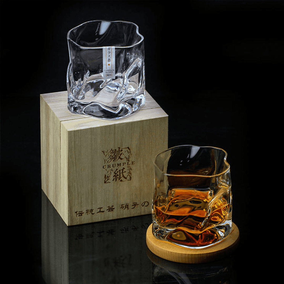 Vaso Kiriko Edo esculpido para bar, diseño arrugado que realza la experiencia del whisky.