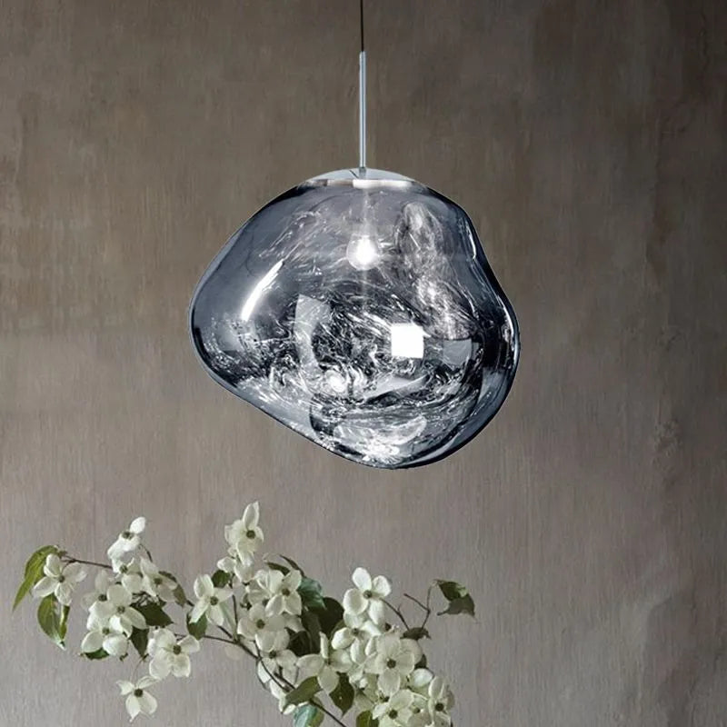 Lámpara colgante LED moderna para interiores. Su efecto lava crea un ambiente cálido y sofisticado en cualquier habitación.