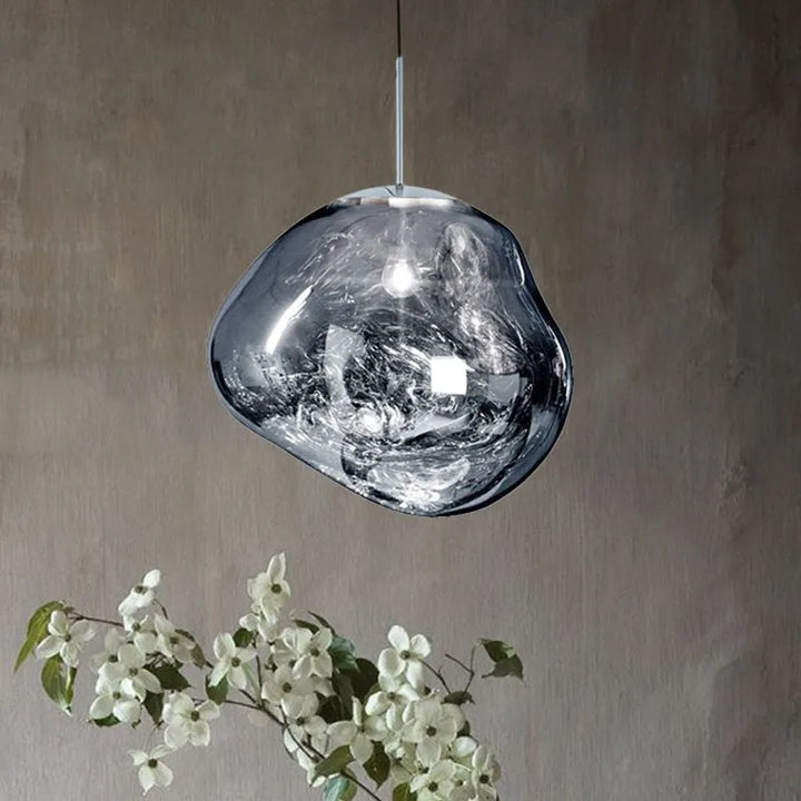 Lámpara colgante LED moderna para interiores. Su efecto lava crea un ambiente cálido y sofisticado en cualquier habitación.