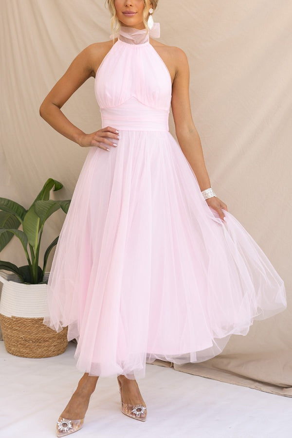 Vestido halter voluminoso de mujer, estilo sofisticado para eventos formales.