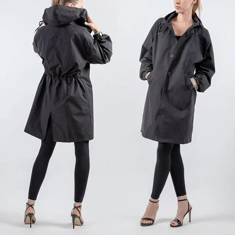 Chaqueta trench oversize impermeable, diseño moderno y cómodo para la moda femenina actual.