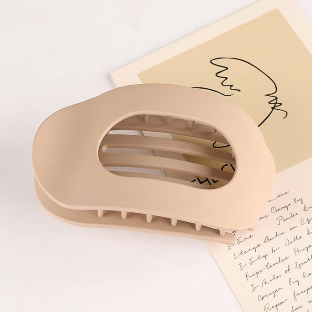 Primer plano de pinza de plástico para cabello grueso, sujeción extra fuerte. Accesorio elegante para mujer.
