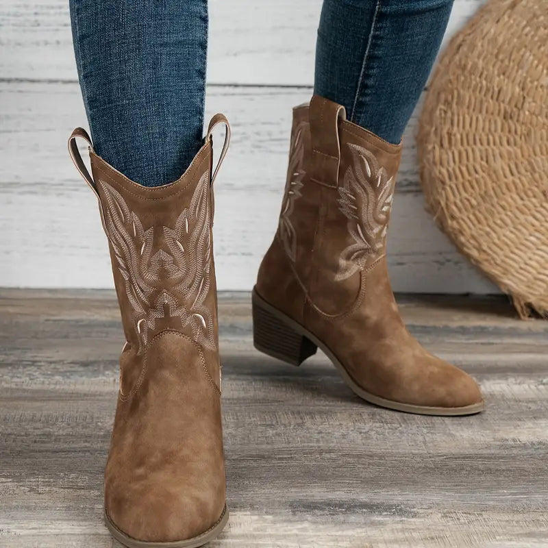 Botines de mujer estilo GRETA en marrón claro con tacón grueso. Diseño vintage, moda femenina de invierno.