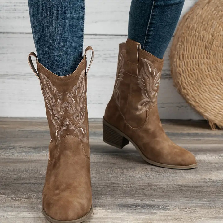 Botines de mujer estilo GRETA en marrón claro con tacón grueso. Diseño vintage, moda femenina de invierno.