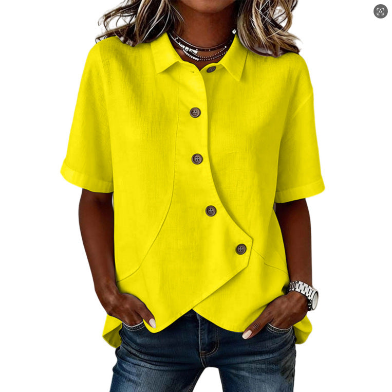 Mujer usando camisa asimétrica con botones, look moderno. Blusa versátil para ropa casual o de oficina.