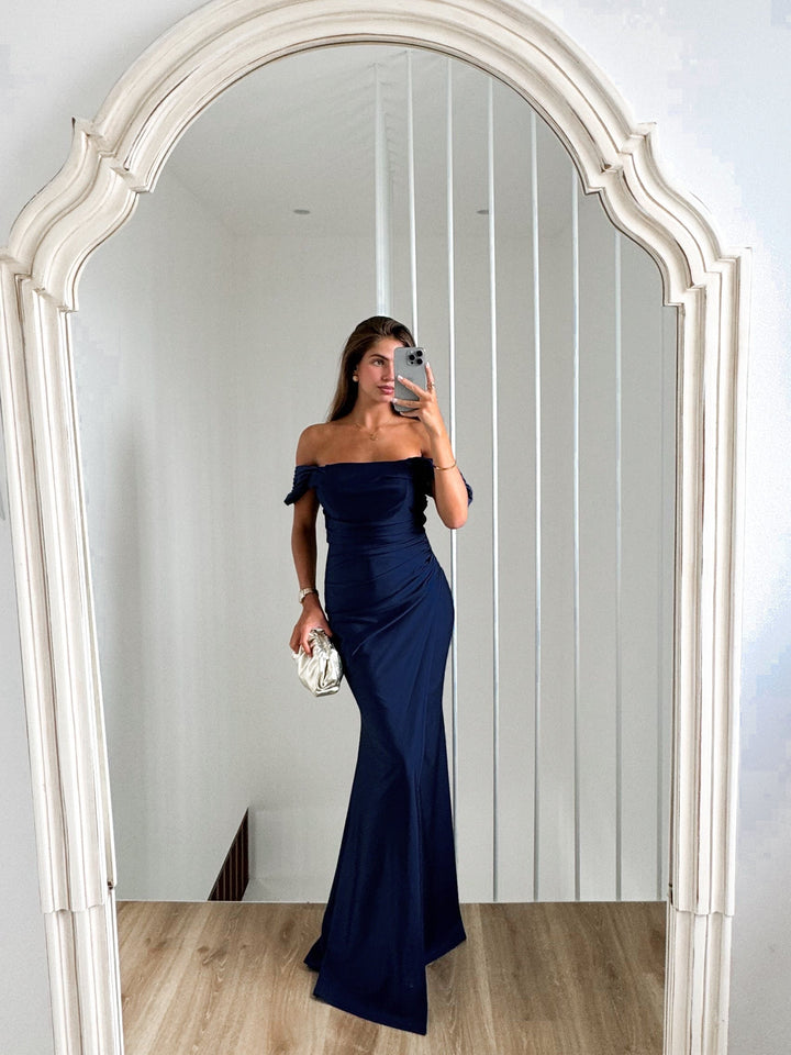 Vestido de mujer azul marino estilo sirena, elástico, con copas integradas y tirantes ajustables.