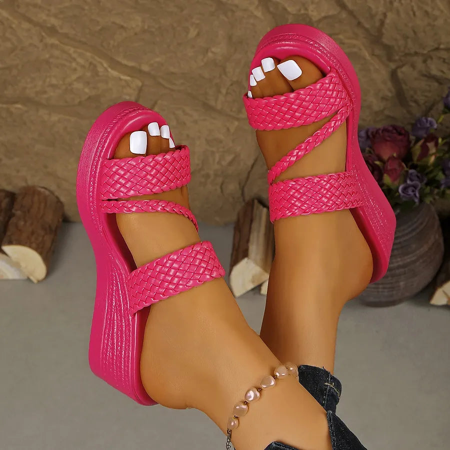 Sandalias de plataforma de mujer, perfectas para dar un toque de estilo a tu look casual de verano.