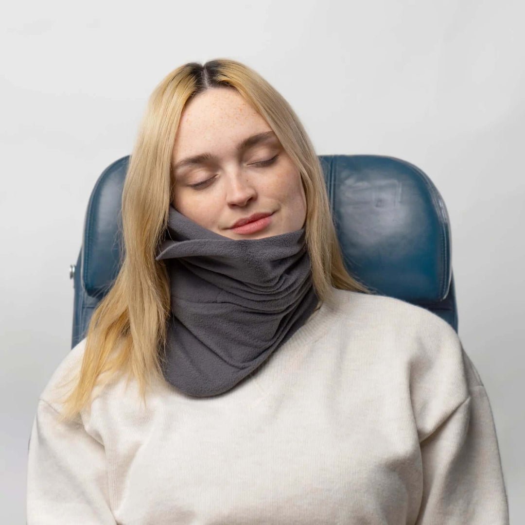 Accesorio de viaje esencial: almohada ergonómica de cuello para soporte y confort en vuelos largos.