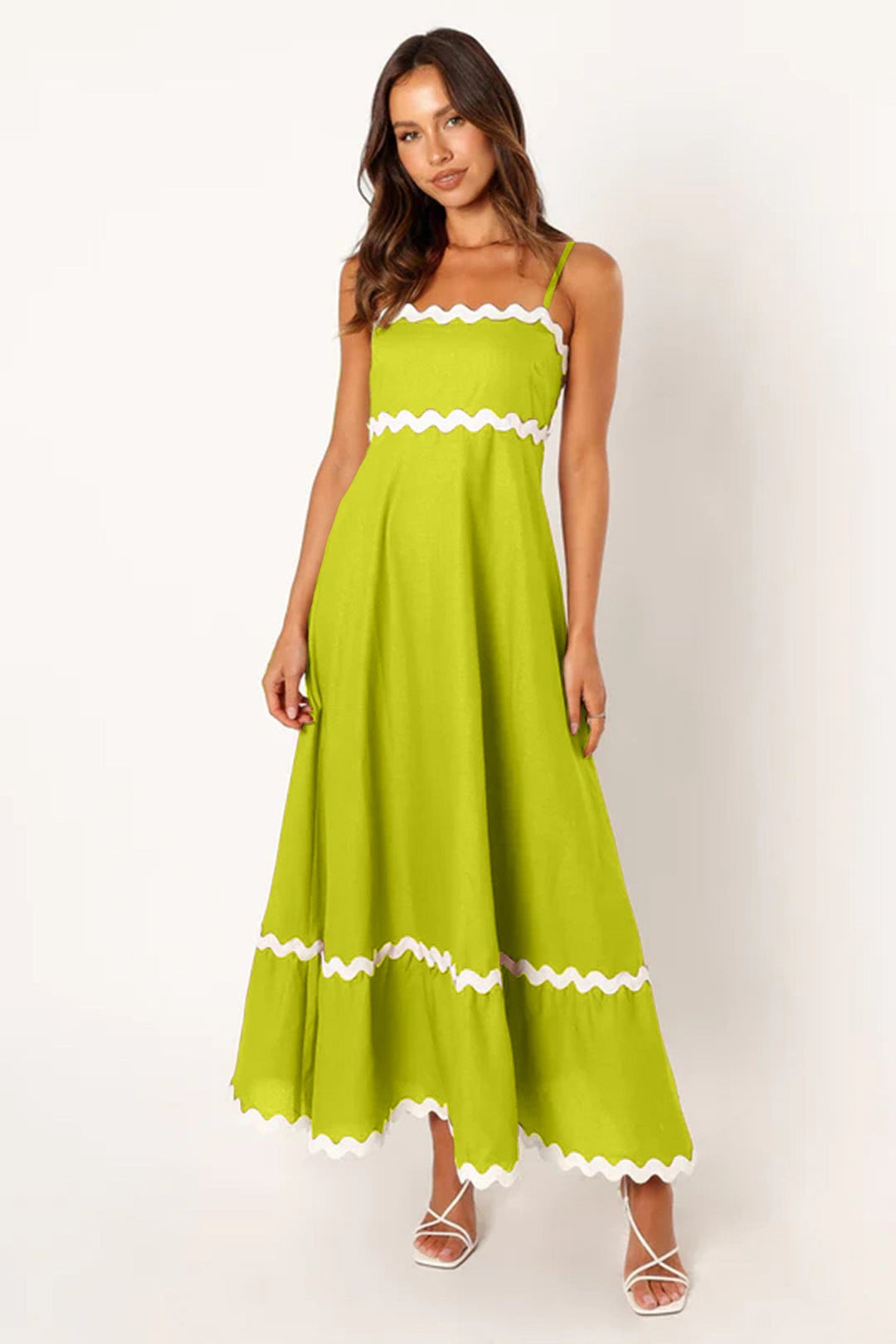 Vestido largo fresco para mujer con tirantes finos y detalles de ondas. Estilo playa verano.
