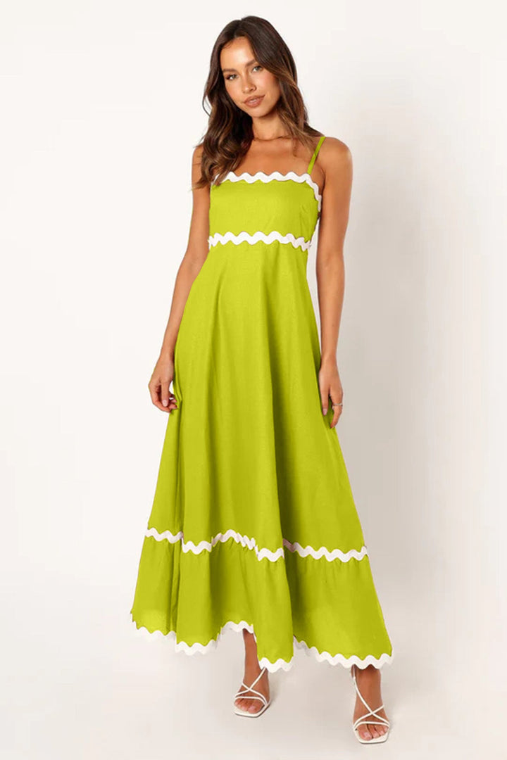 Vestido largo fresco para mujer con tirantes finos y detalles de ondas. Estilo playa verano.