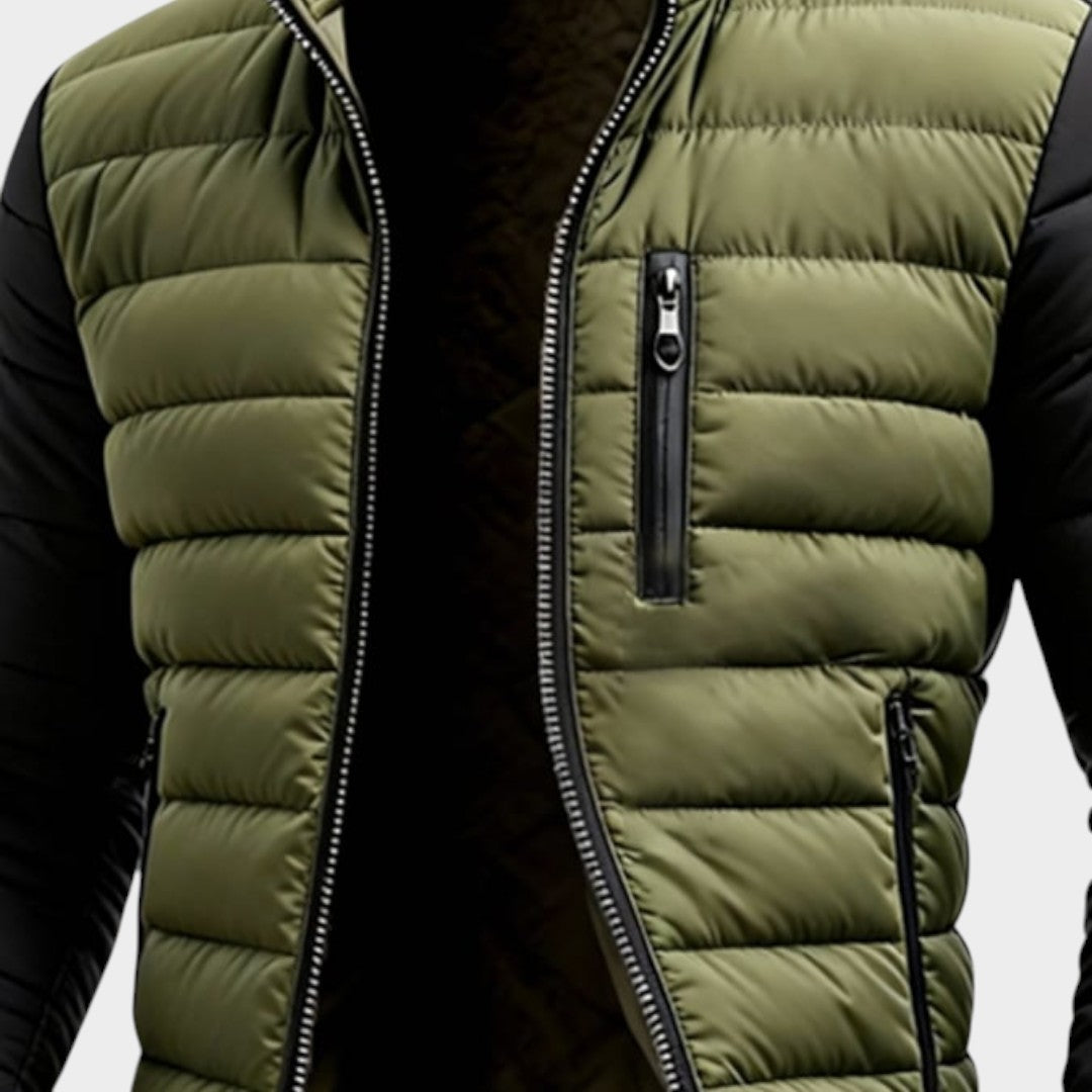 Moderna chaqueta acolchada para hombre, ideal para invierno. Estilo casual y urbano en verde militar, moda masculina.