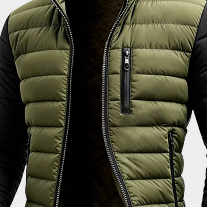 Moderna chaqueta acolchada para hombre, ideal para invierno. Estilo casual y urbano en verde militar, moda masculina.