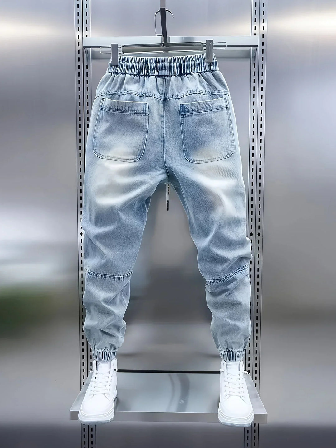 Detalle del diseño de corte amplio del pantalón casual de hombre, ideal para tallas grandes y comodidad.