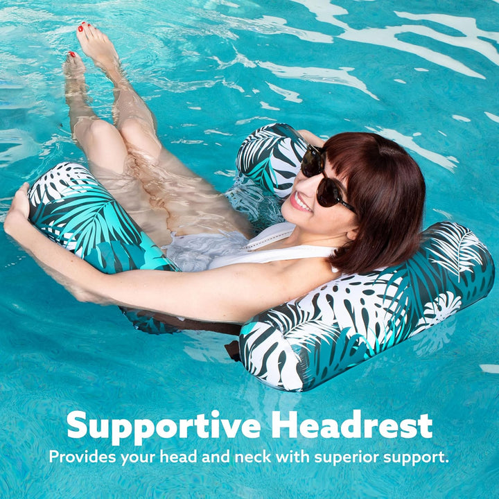 Silla de piscina inflable con respaldo y reposabrazos, ideal para relajarse y leer cómodamente en el agua.