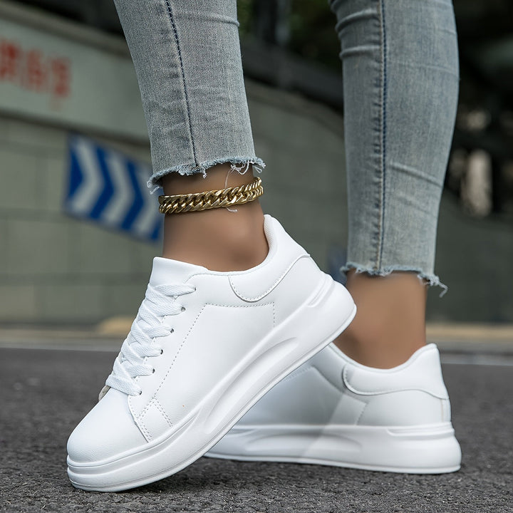 Zapatillas blancas HERTA con plataforma, perfectas para un look moderno de verano, calzado cómodo y elegante.