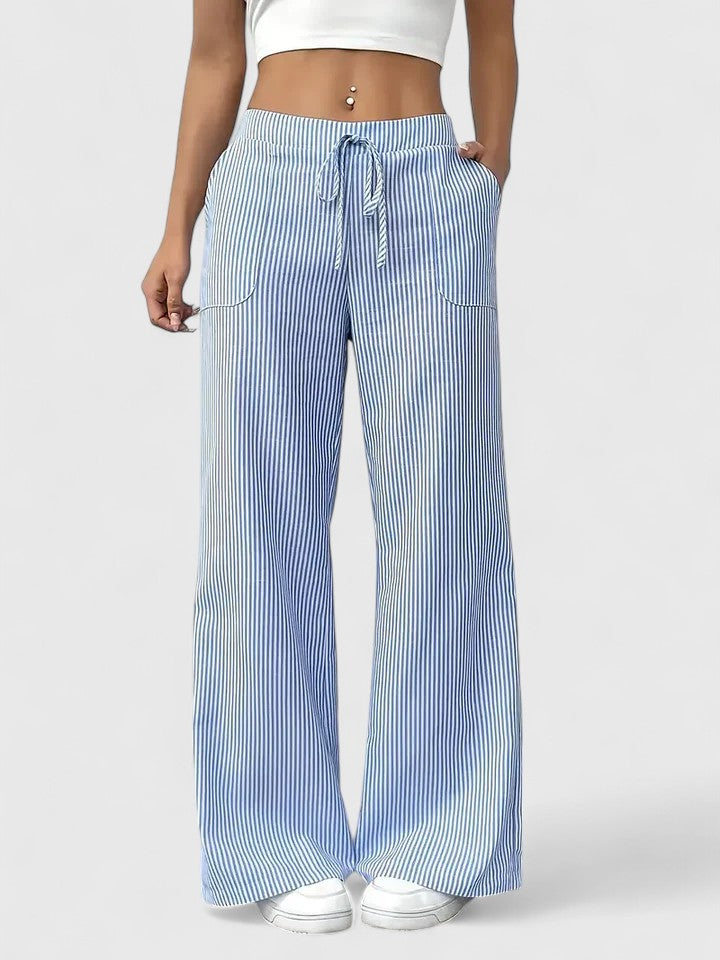 Mujer posando con pantalón ancho azul. Cómodo, ligero y de cintura ajustable.