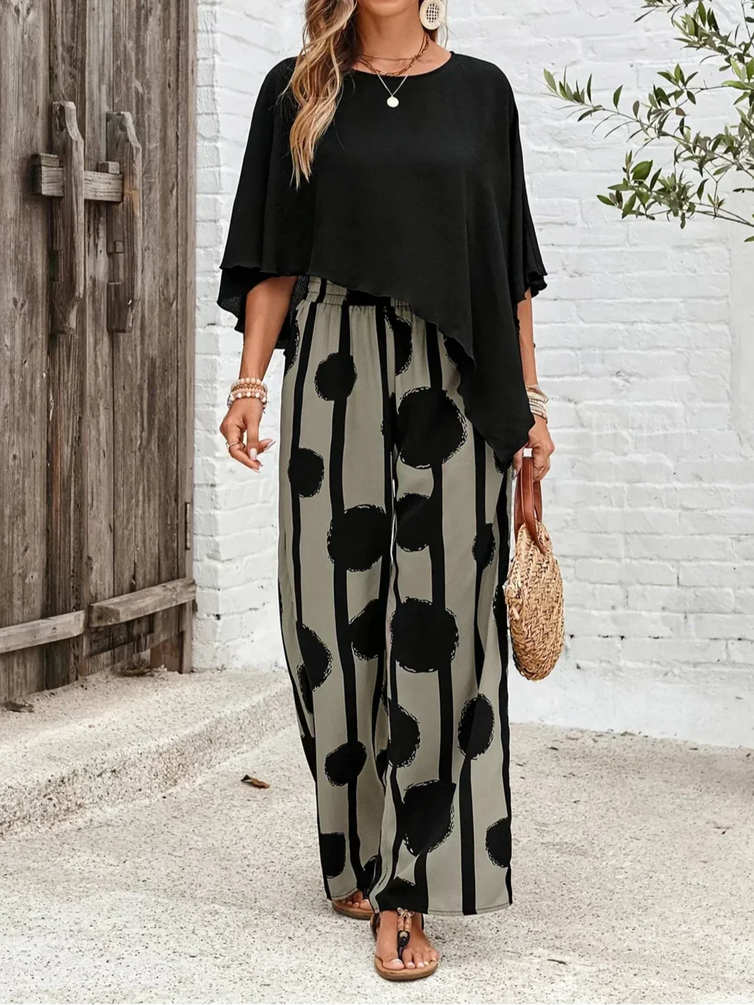Moda femenina: conjunto cómodo de verano para mujer con pantalón ancho y top asimétrico. Estilo boho casual.