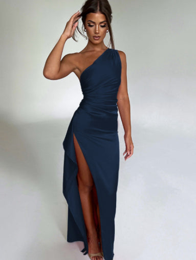 Vestido de noche satinado para mujer, espalda descubierta y caída elegante.