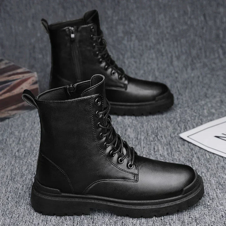 Botas altas elegantes para hombre en cuero negro, ideal para invierno. Ofrecen confort y estilo duradero, con suela antideslizante.