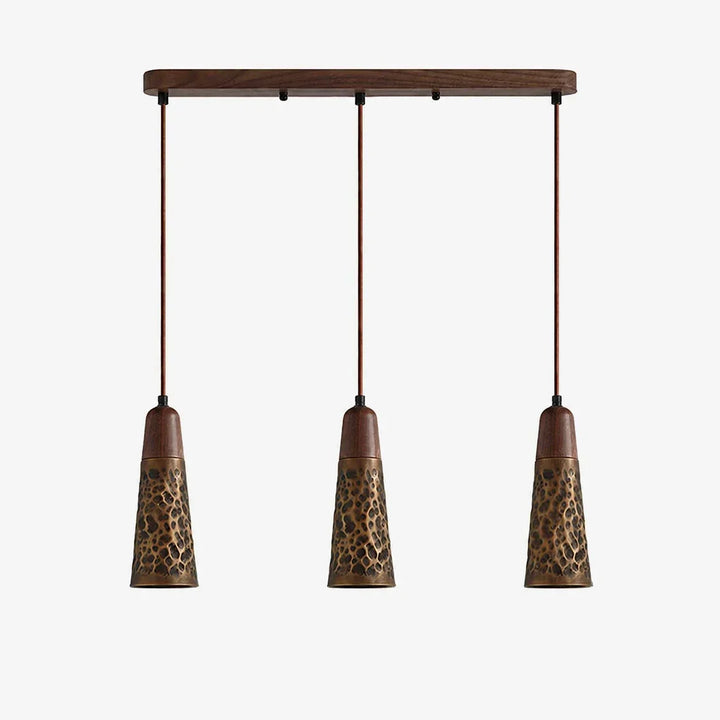 Iluminación decorativa: lámpara de cobre martillado, elegante toque industrial para cualquier espacio.