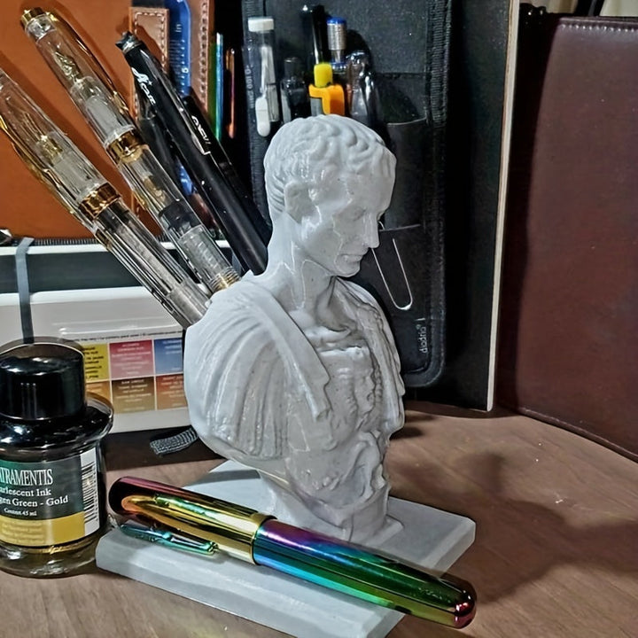 Elegante portaplumas de escritorio estilo Julio César, accesorio decorativo y funcional para oficina.
