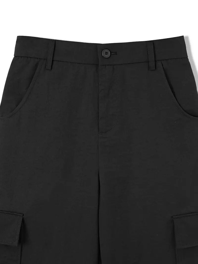 Pantalón cargo de moda, perfecto para look urbano femenino.