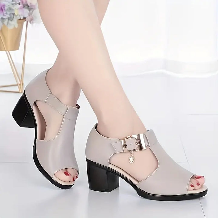 Elegantes sandalias para mujer con soporte de talón, perfectas para un estilo casual y activo en verano.