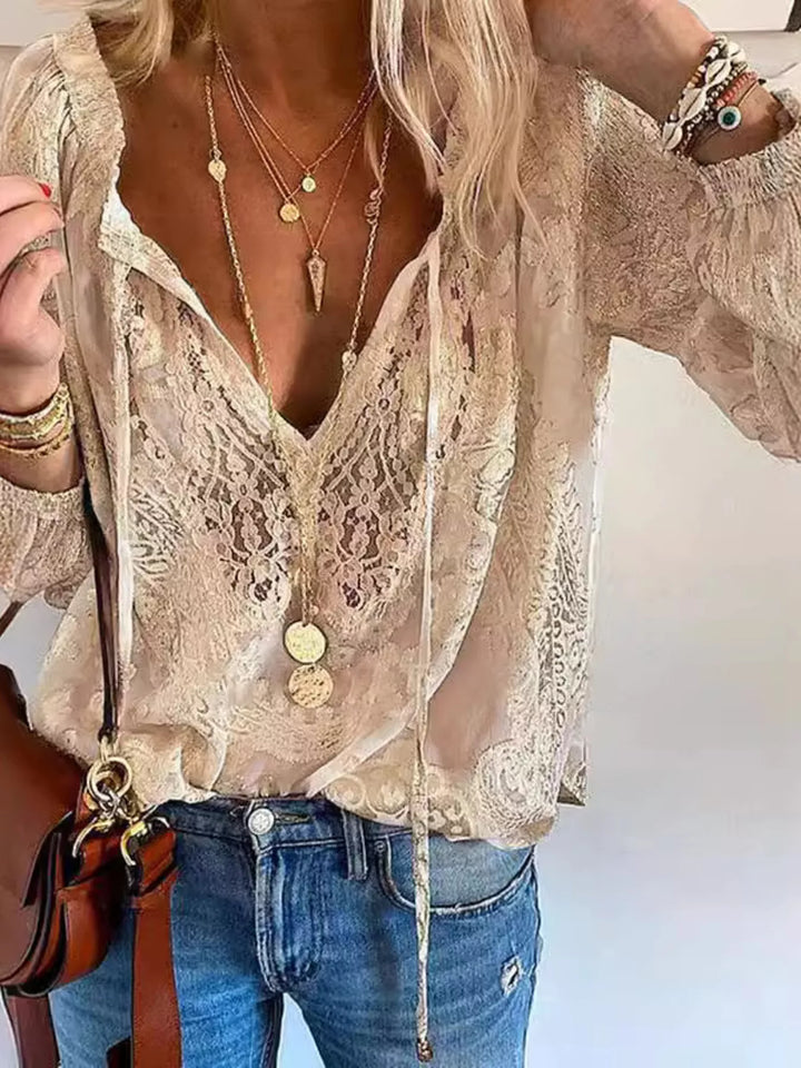 Blusa de encaje caqui con lazo. Elegante y versátil top para mujer, ideal para moda casual o formal.