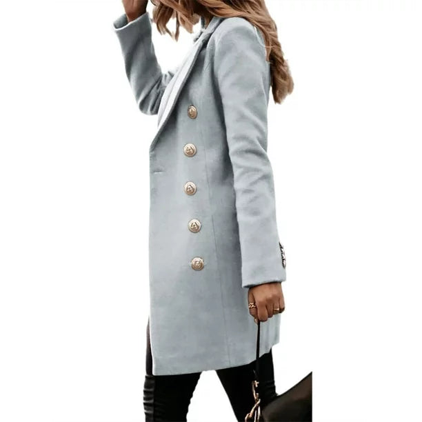 Modelo luciendo abrigo largo casual chic para mujer. Ropa de invierno cómoda y con estilo.