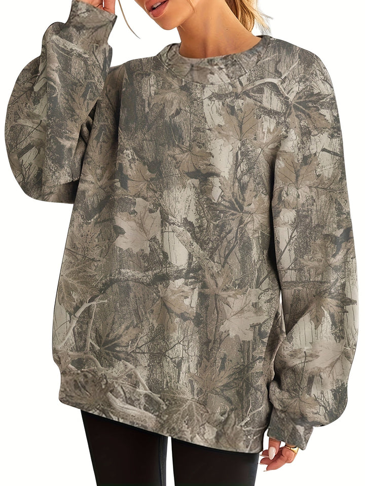 Sudadera UrbanLeaf oversize camuflaje para mujer, sobre fondo blanco. Ropa femenina de tendencia.