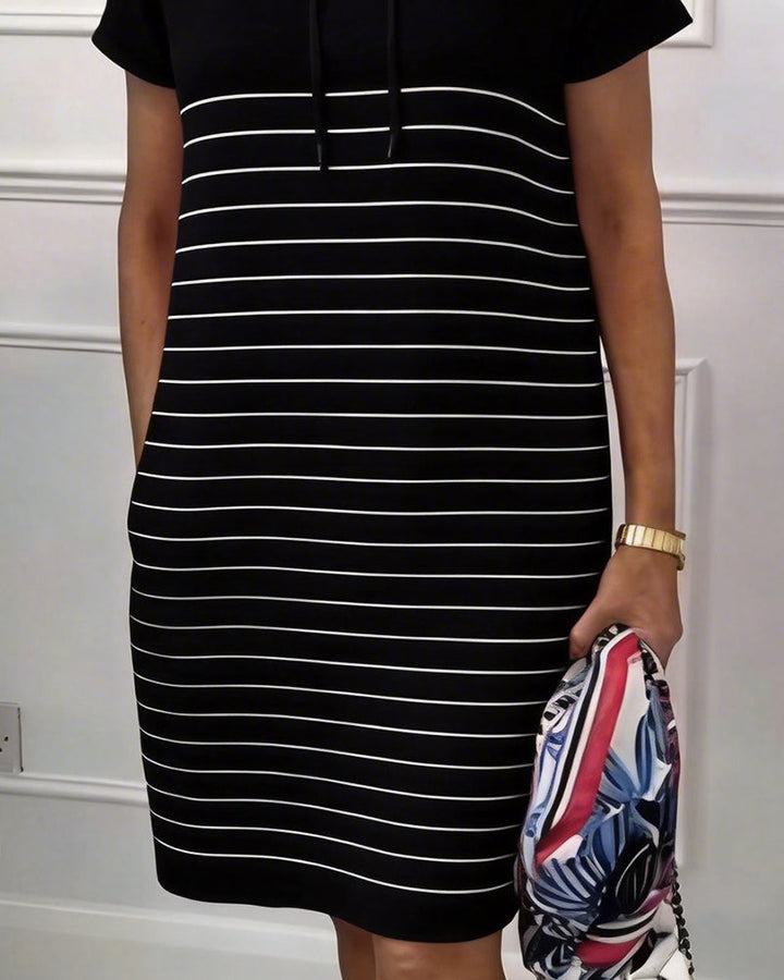 Vestido rayado negro de mujer, estilo urbano cómodo con capucha, perfecto para moda femenina de verano.