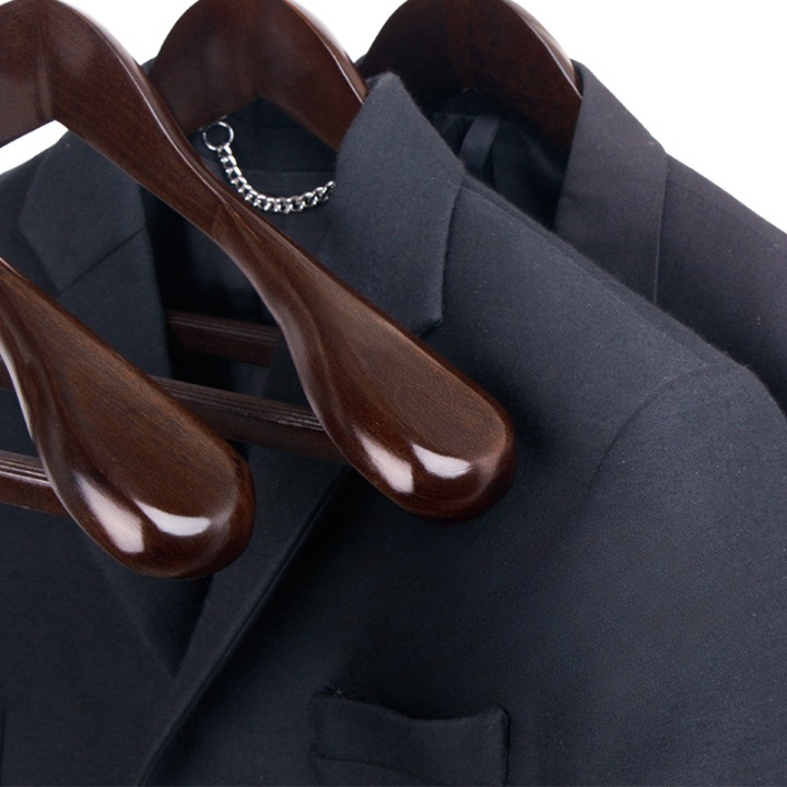 Organizadores de armario: perchas de madera duraderas con diseño contorneado para mantener la ropa sin arrugas.