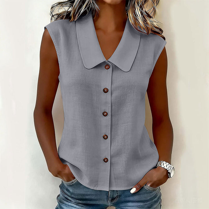Modelo luciendo una blusa elegante sin mangas con cuello V y botones, perfecta para el día a día.