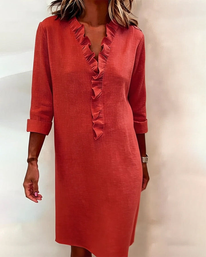 Vestido de mujer moderno con escote V y volantes. Ropa femenina casual y elegante. Estilo de día.