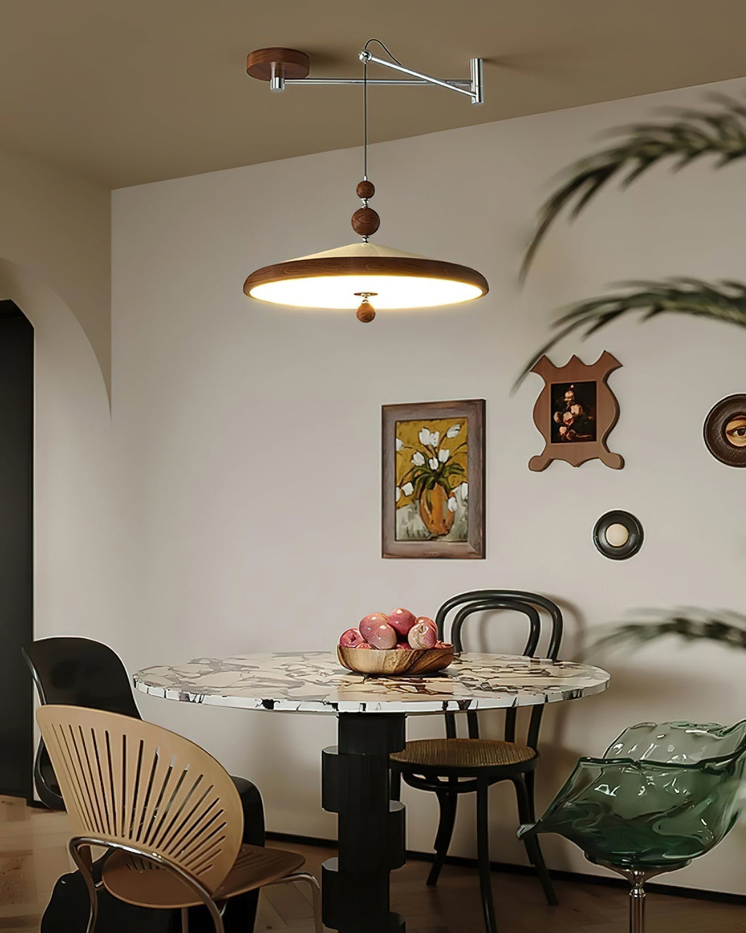 Lámpara colgante LED ajustable de luz cálida con brazo oscilante. Perfecta para comedor.