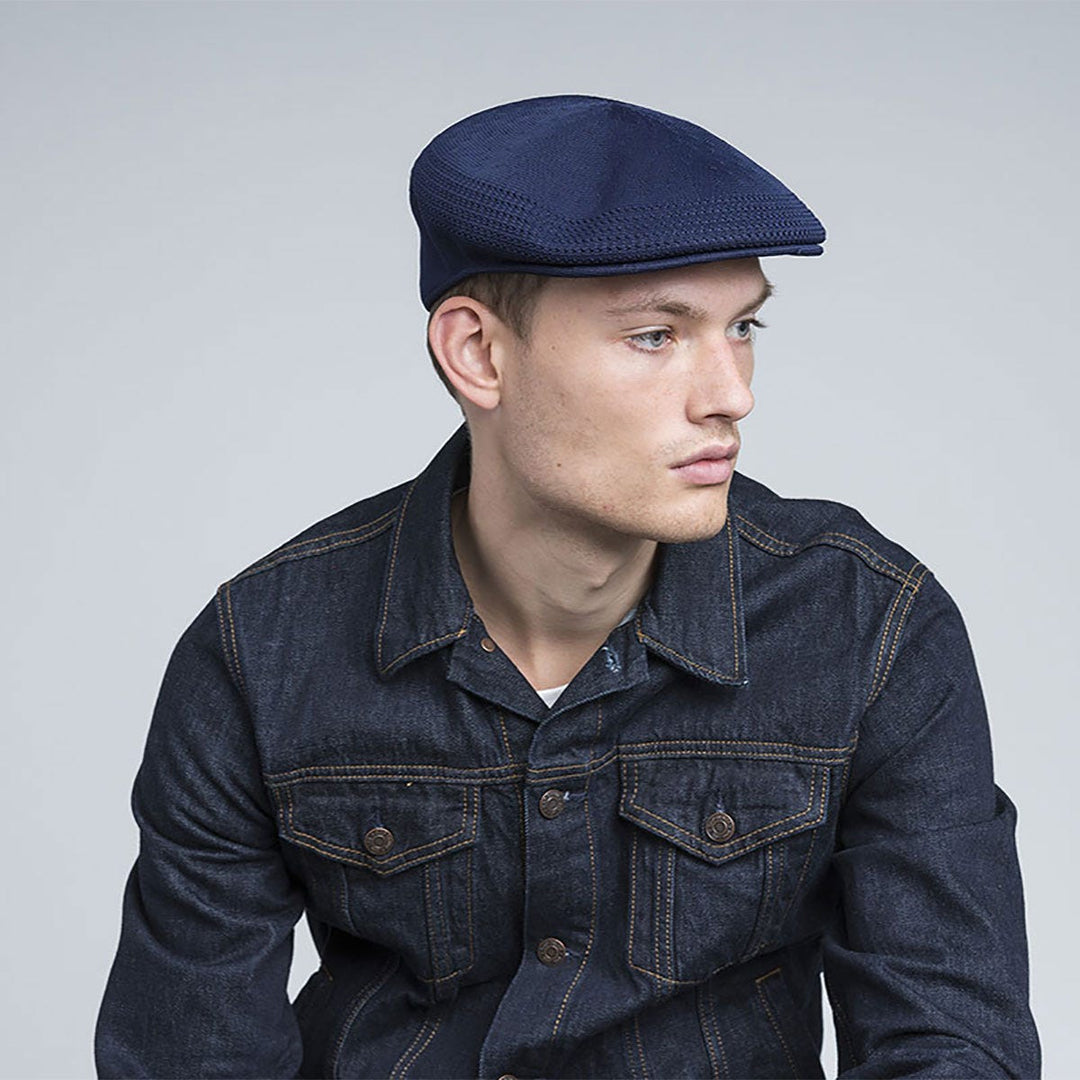 Gorra Plana Ventair 504 de color ocre, estilo clásico y transpirable. Ideal para el hombre moderno.