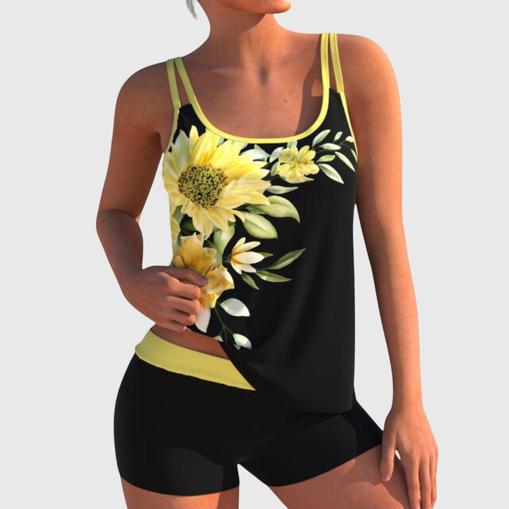 Tankini de mujer estampado floral con shorts, top de tirantes dobles. Moda baño dos piezas para verano y playa.