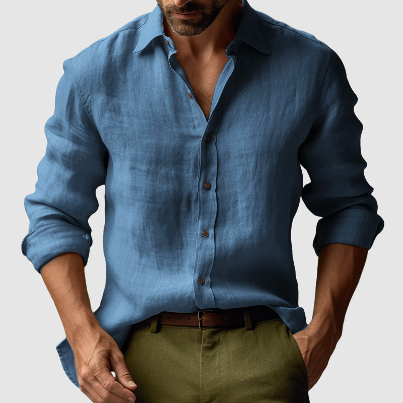 Detalle de camisa vintage de manga larga para hombre, estilo elegante y casual. Ropa masculina.