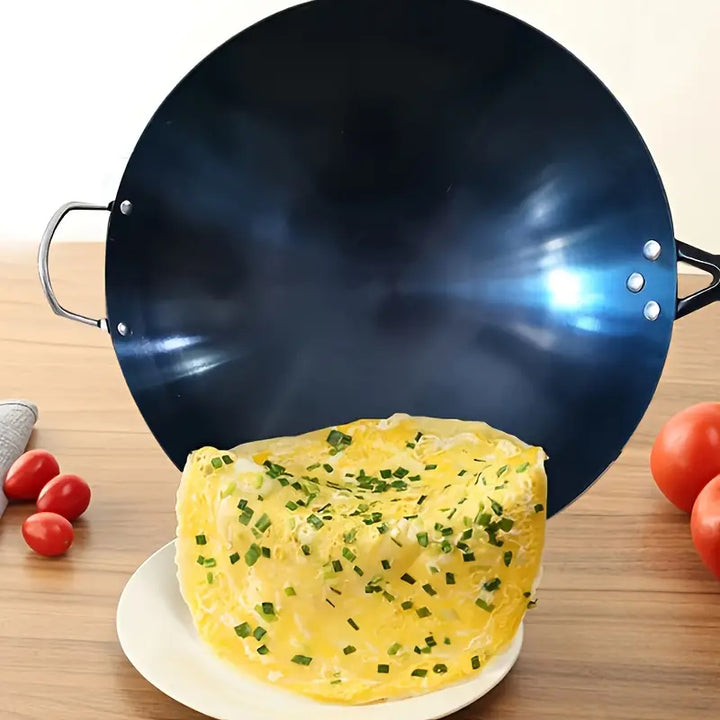 Wok de hierro duradero con capa antiadherente. Utensilio esencial para una cocina saludable y eficiente.