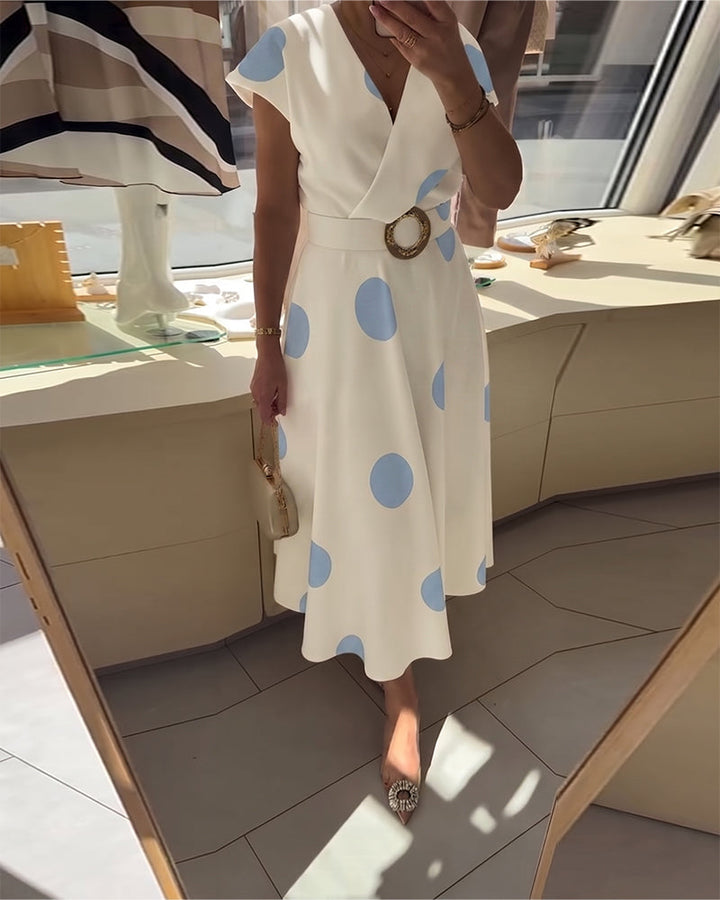 Vestido de fiesta midi con lunares y escote en V, diseño femenino y sofisticado para mujer.